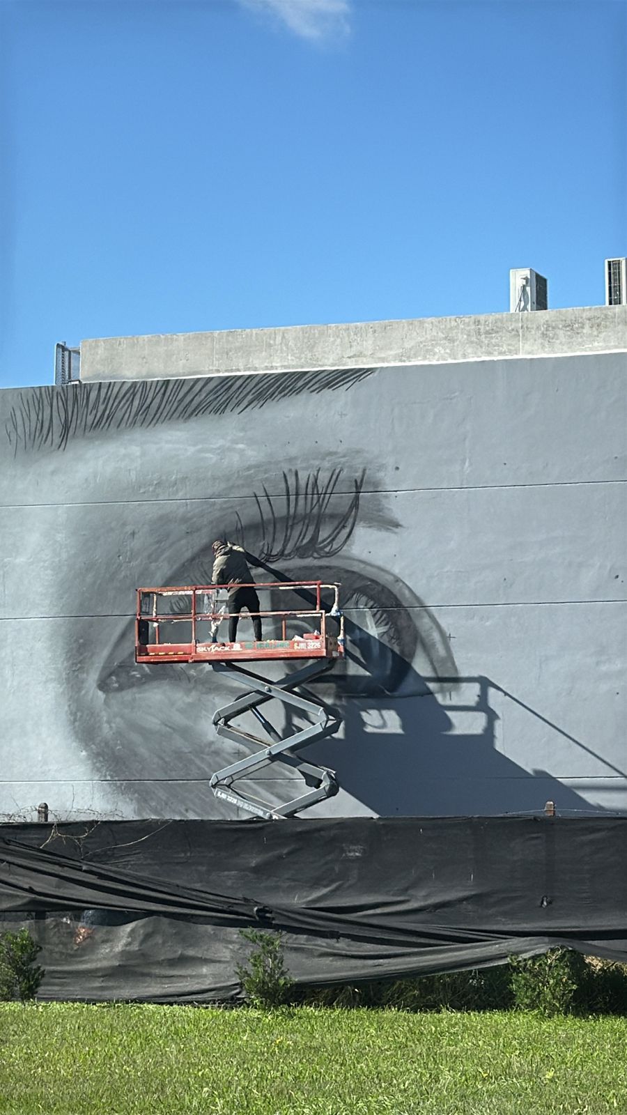  Es argentino, ganó un récord por pintar el mural más grande del mundo y ahora dejó su huella en Funes